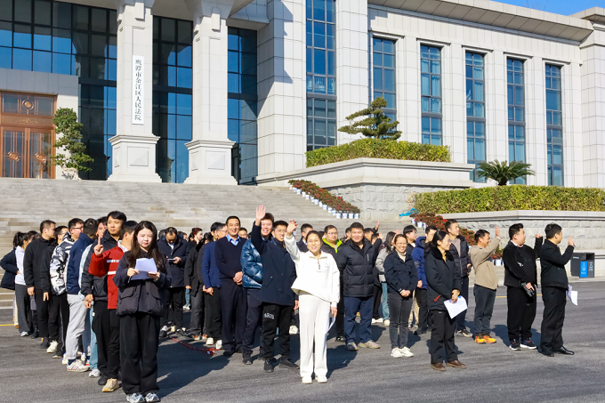 全国人大常委会举行宪法宣誓仪式